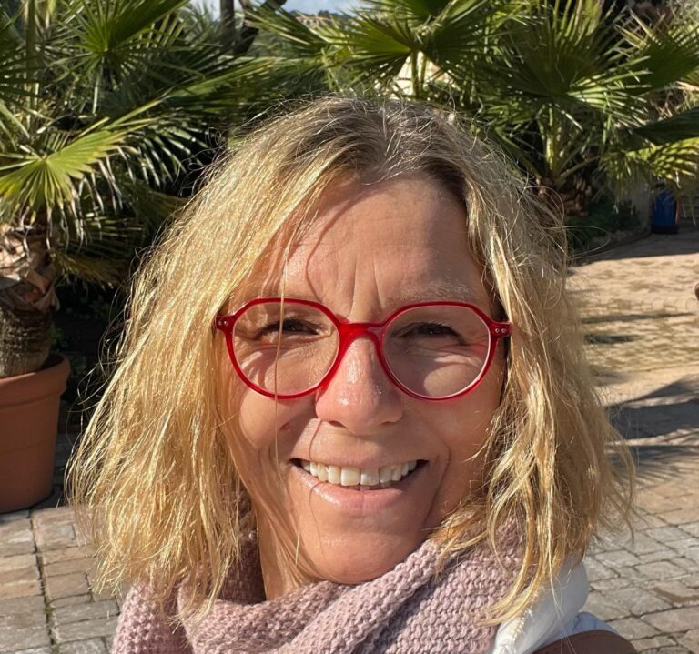 Porträt von Janina Manegold, bellycare Gründerin und Trainerin